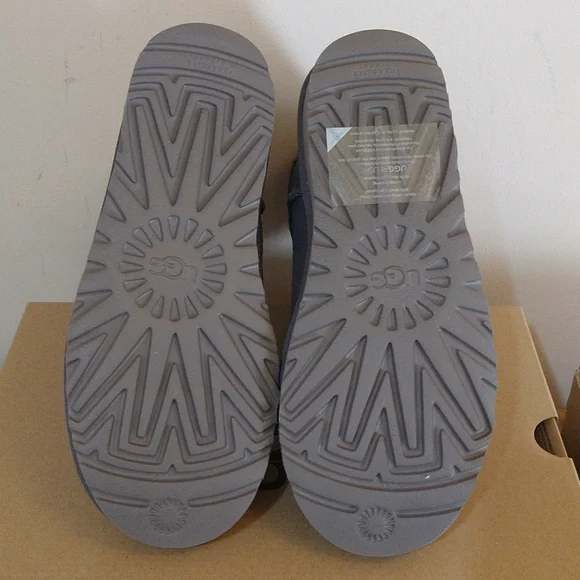UGG - Picture 3 of 5